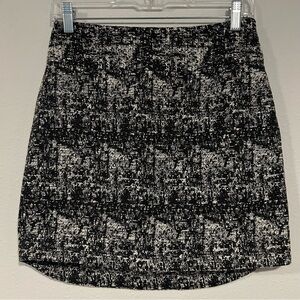 Banana Republic Textured Mini Skirt Size 2 (28 x 19)